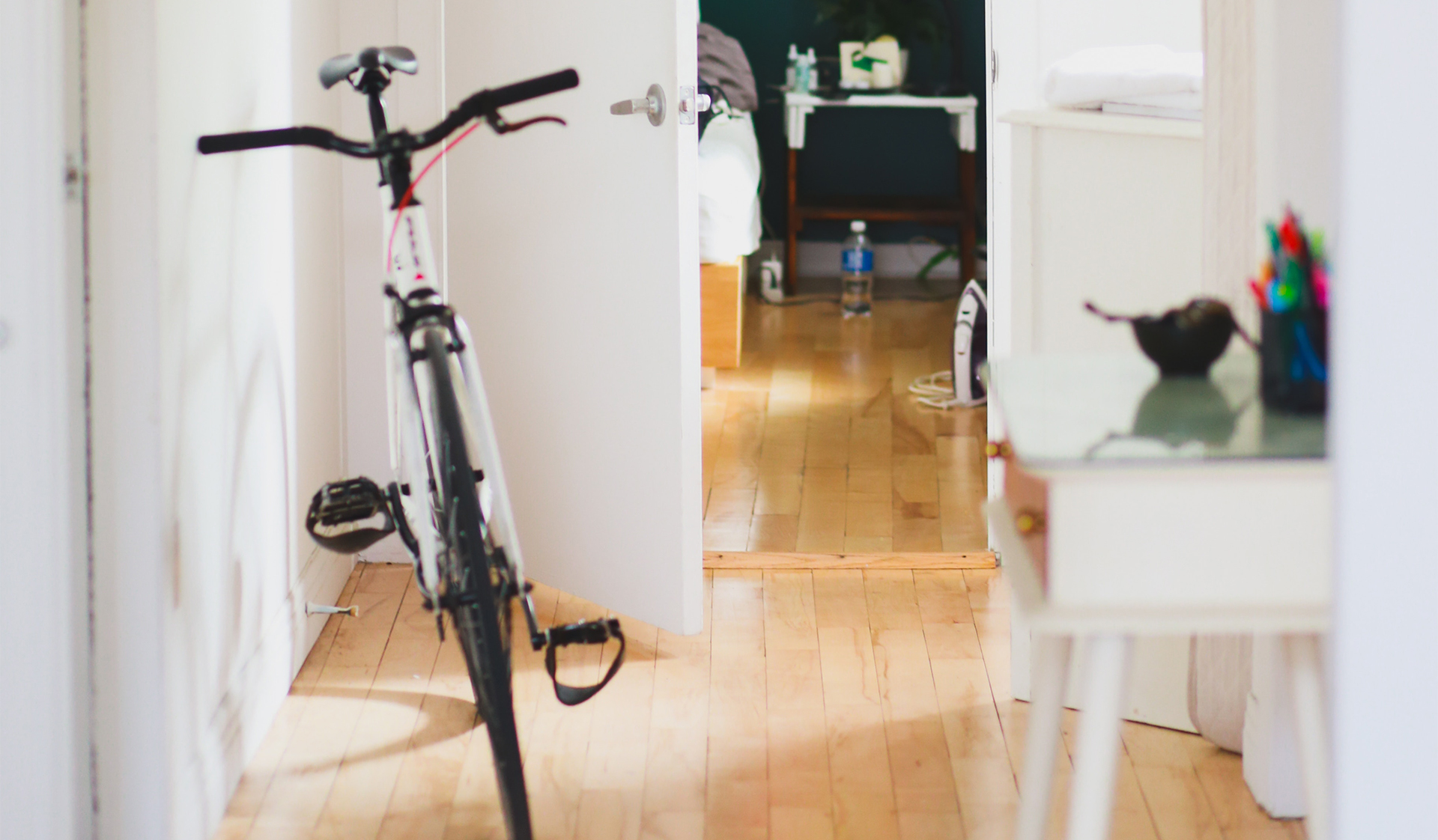 Soportes Eltin para guardar la bicicleta y que ésta no sea un incordio en  casa