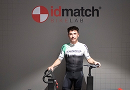 PURITO REVISA SU POSICIÓN CON EL SISTEMA BIOMECÁNICO BIKE LAB EN EL CENTRO EV MEDICAL