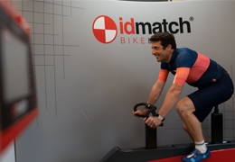Juan Antonio Flecha prueba el sistema biomecánico IdMatch BikeLab de Selle Italia