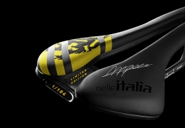 SELLE ITALIA DEDICA UN SILLÍN A MATHIEU VAN DER POEL Y A SU VICTORIA EN EL TOUR DE FLANDES: UNA EDICIÓN LIMITADA DE COLECCIÓN, FIRMADA POR EL CAMPEÓN HOLANDÉS, PARA PONER BAJO EL ÁRBOL DE NAVIDAD